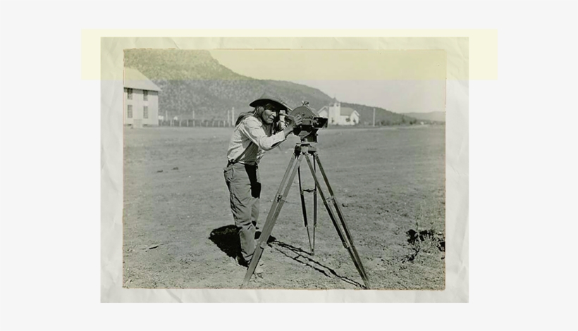 An Apache Gazes Thru The Viewfinder Of The 35 Mm Akeley - Nanook Of The North Camera, transparent png download