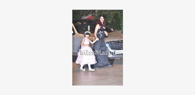 Aaradhya Bachchan Gets Herself A Custom-made Designer - Aishwarya At Ambani Engagement, transparent png download