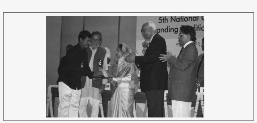 Muruganantham Receiving The Best Innovation Award From - Arunachalam Muruganantham, transparent png download