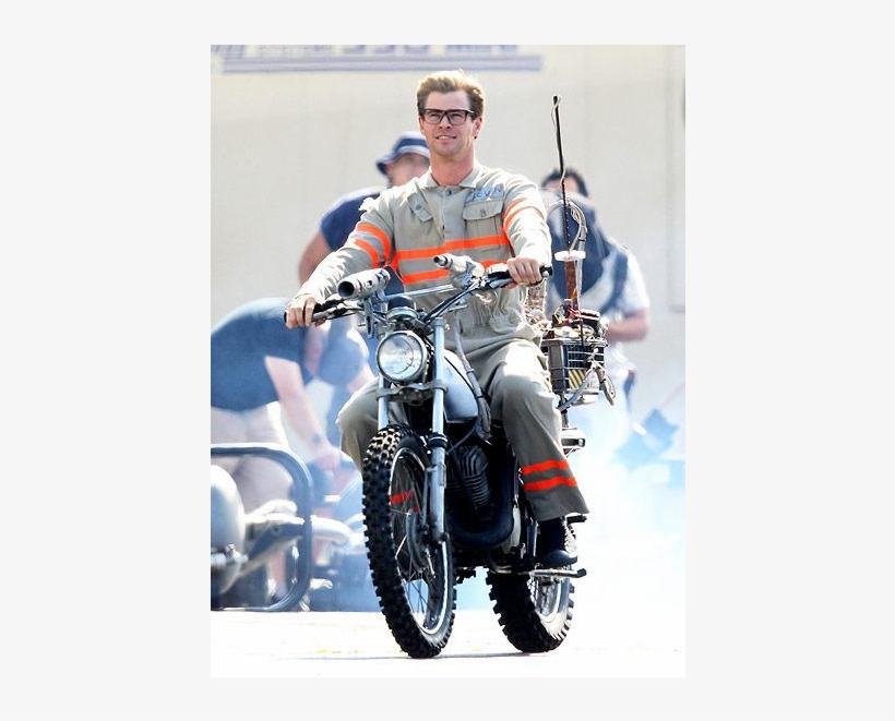 Chris Hemsworth - Chris Hemsworth Ghostbusters On Set, transparent png download