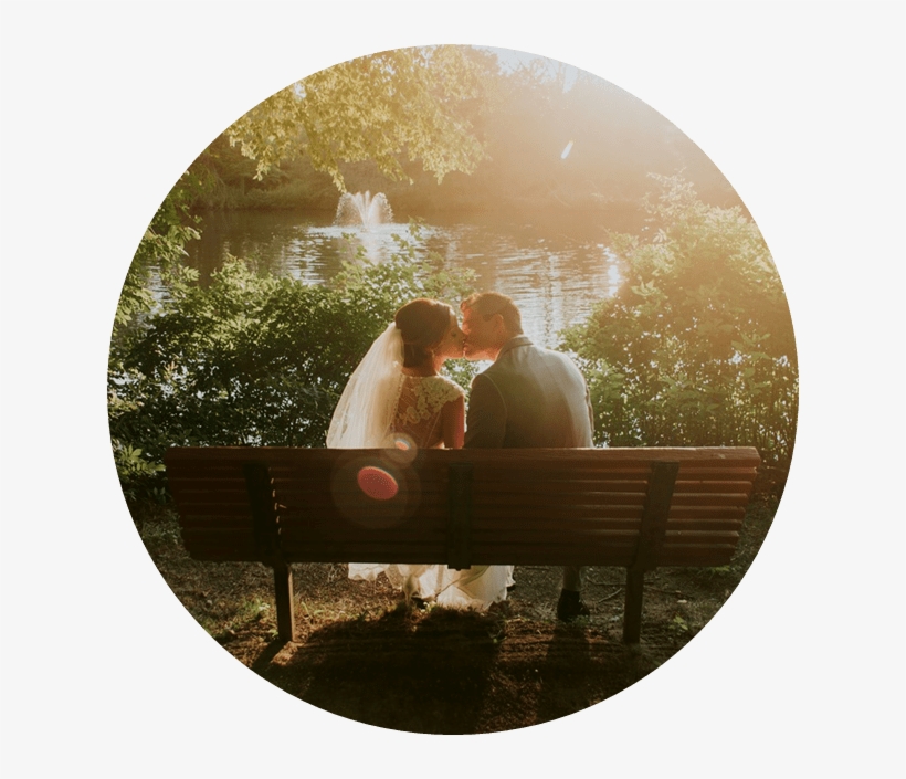 Newly Wed Couple Kissing On Bench - Lugares Para Hacer Fotos En Aragon, transparent png download