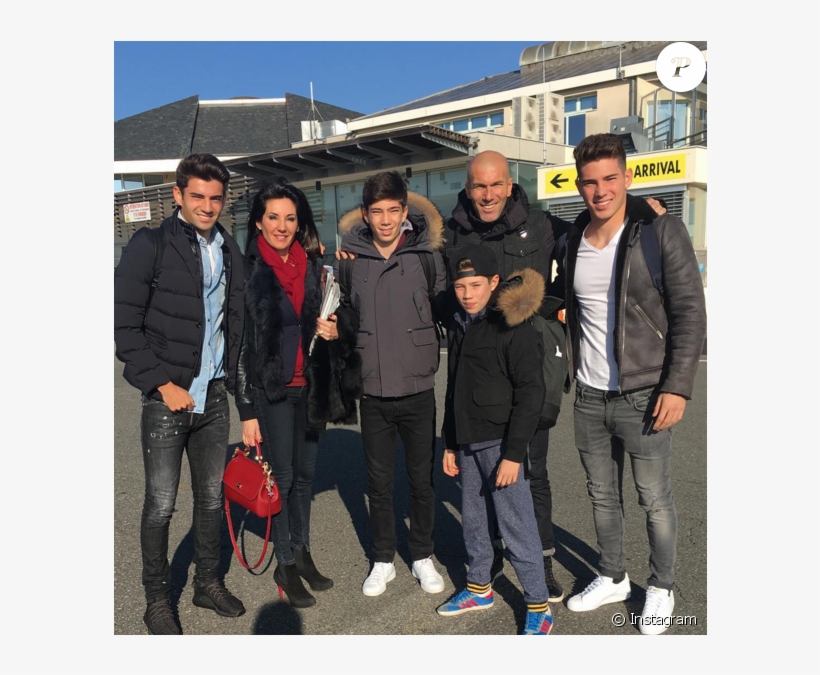 Zinedine Zidane Avec Sa Femme Véronique Et Leurs Enfants - Jean Dujardin Avec Ses Fils, transparent png download