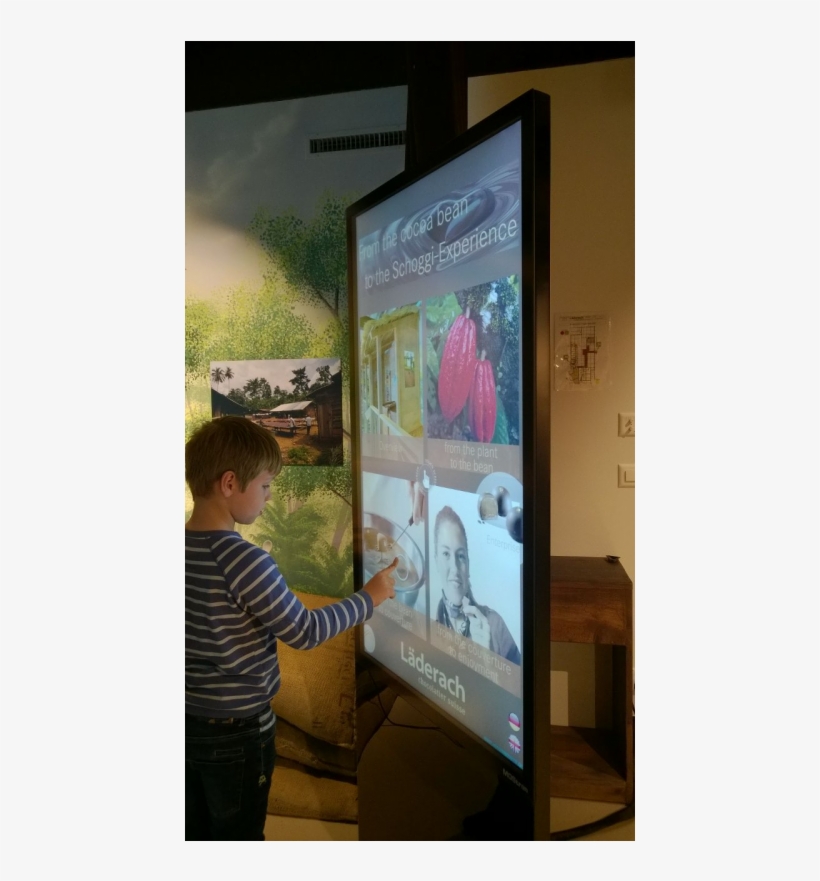 En Pojke Som Använder En Interaktiv Totem Gjord Med - Inch, transparent png download