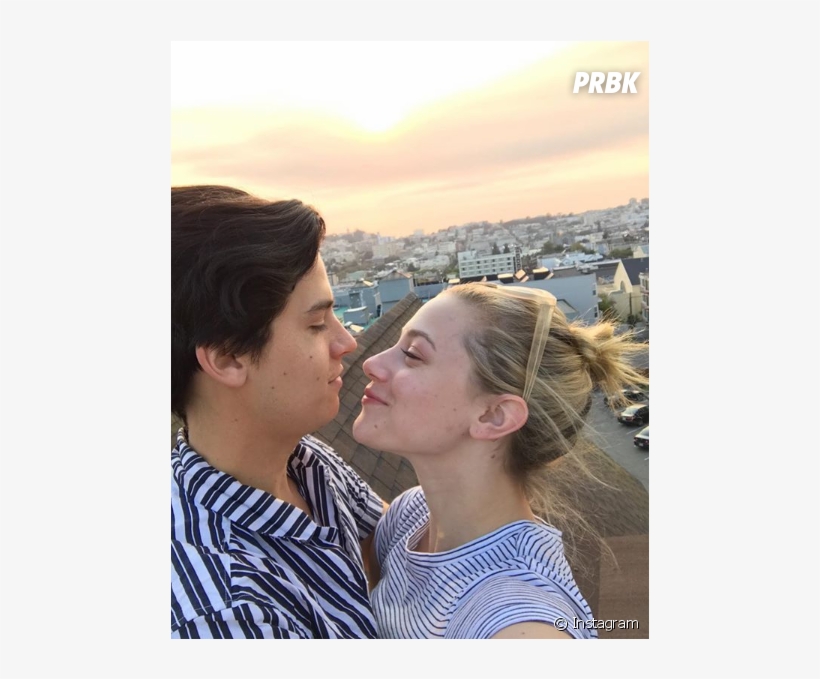 Lili Reinhart Et Cole Sprouse En Couple - Riverdale, transparent png download