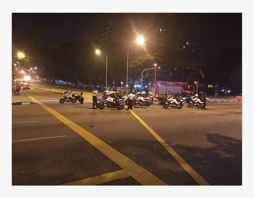 Car Breaches Police Roadblock Leading To 4-vehicle - Street Light, transparent png download