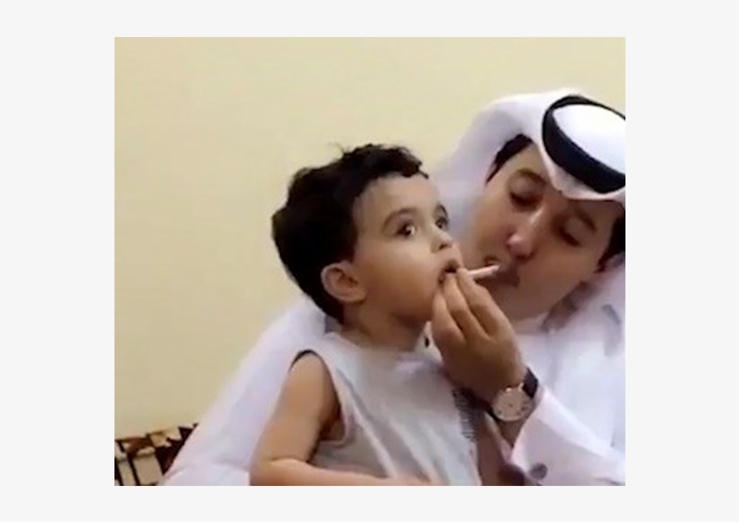 Obriga Menino De Três Anos A Fumar Cigarro Para Ensinar - Girl, transparent png download