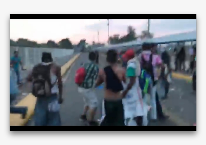 Armed Caravan Migrants Open Fire On Mexican Police - Crowd, transparent png download