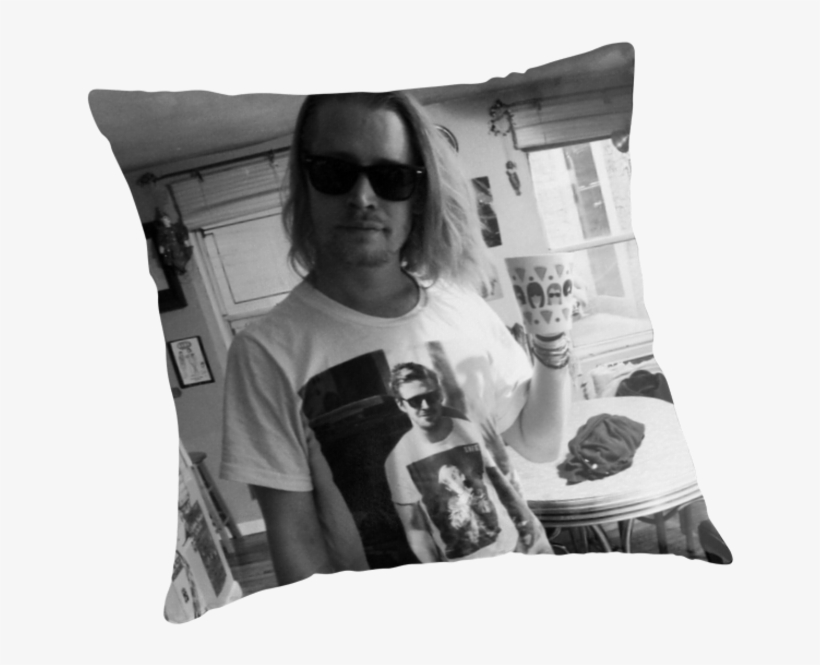 T Shirt Of Macaulay Culkin Wearing A T Shirt Of Ryan - Murio Mi Pobre Angelito, transparent png download
