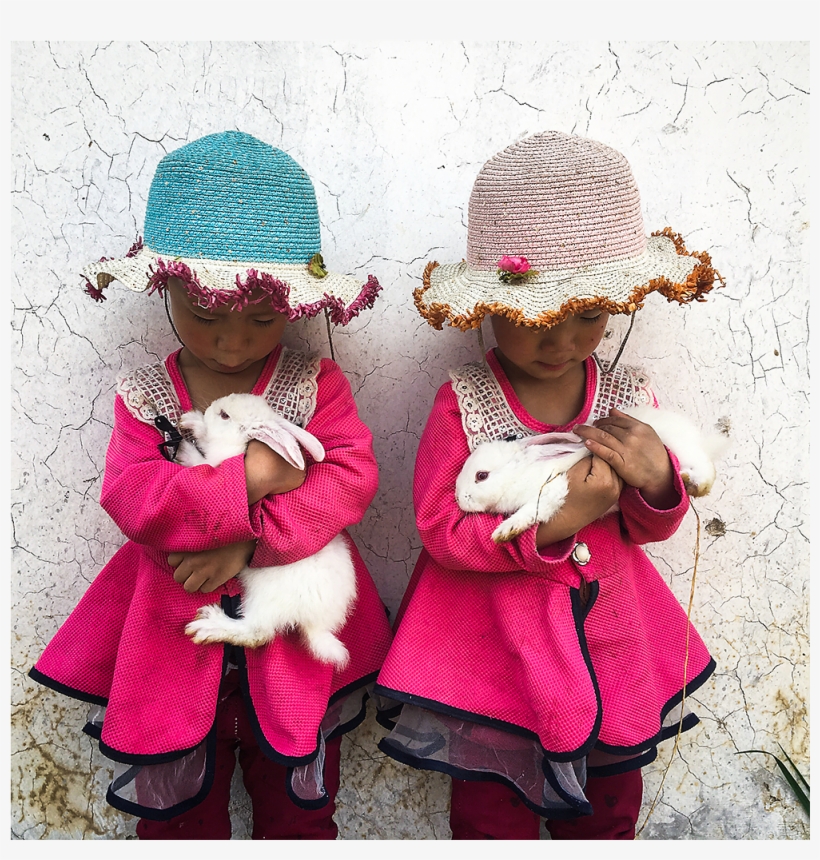 Three Year Old Twin Sisters Xinran And Xinyi Play With - Stuffed Toy, transparent png download