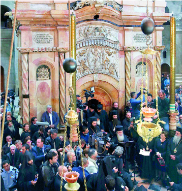 Turistas Esperan Para Entrar Al Edículo De Mármol - Synagogue (667x375), Png Download