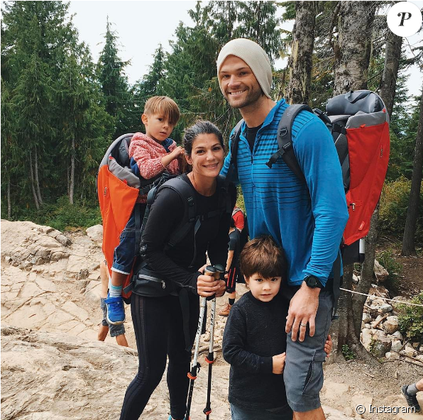 Genevieve Et Jared Padalecki Au Côté De Leurs Deux - Jared Padalecki With Family (950x591), Png Download