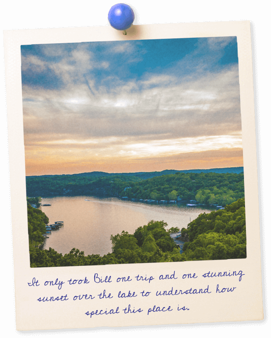 A View Of The Lake Shows Calm Water, Lush Trees And - Lakeexpo.com (552x689), Png Download