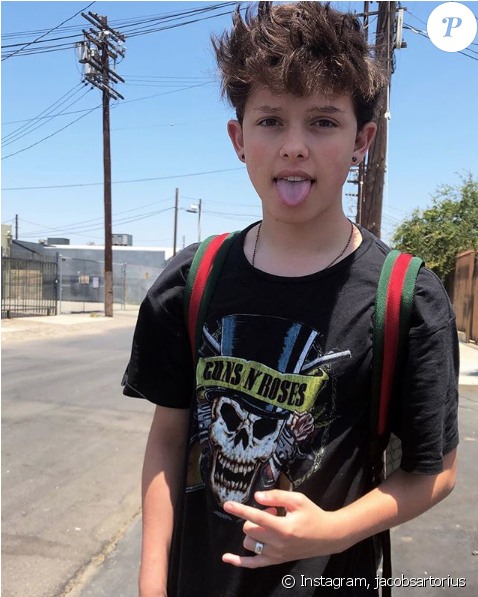 Jacobs Sartorius, Chanteur Et Ex Petit Ami De Millie - Set 4 Guns N Roses Axl Rose Postcards (950x596), Png Download