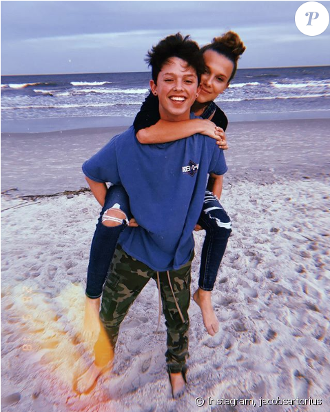 Après Sept Mois De Relation, Millie Bobby Brown Et - Jacob Sartorius And Millie Bobby Brown Kissing (624x596), Png Download
