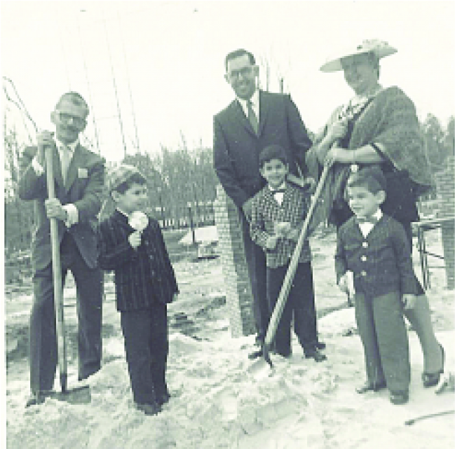 Rabbi Ilan Feldman As A Child In Front Of His Father, - Congregation Beth Jacob (1024x640), Png Download