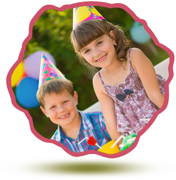 A Young Boy And Girl Wearing Party Hats And Smiling - Kids Wearing Party Hats (564x575), Png Download