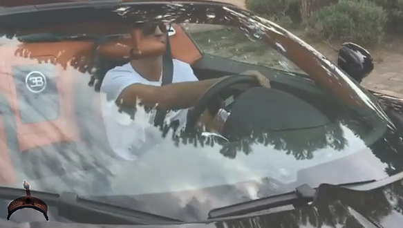 Cristiano Ronaldo Driving His £1 - Bugatti Veyron (583x330), Png Download