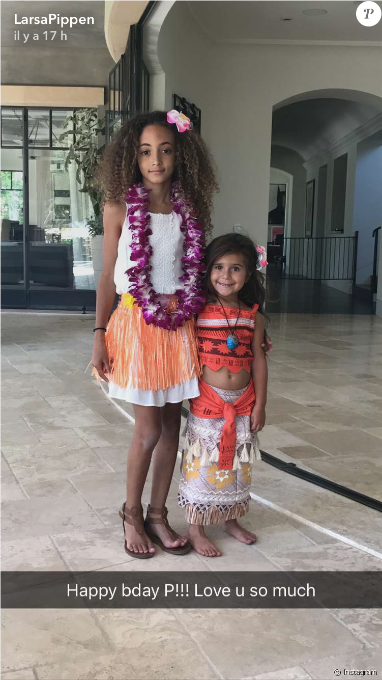 Sophia Pippen Au Côté De Penelope Disick, Le 25 Juin - North And Penelope Moana Birthday (950x1334), Png Download