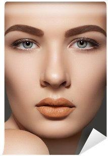 Clean Skin, Eyebrows, Sexy Lips Makeup On Model Face - Maquillar Las Cejas Para Cara Redonda (400x400), Png Download