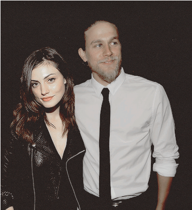 “phoebe Tonkin & Charlie Hunnam - Phoebe Tonkin Und Charlie (500x420), Png Download
