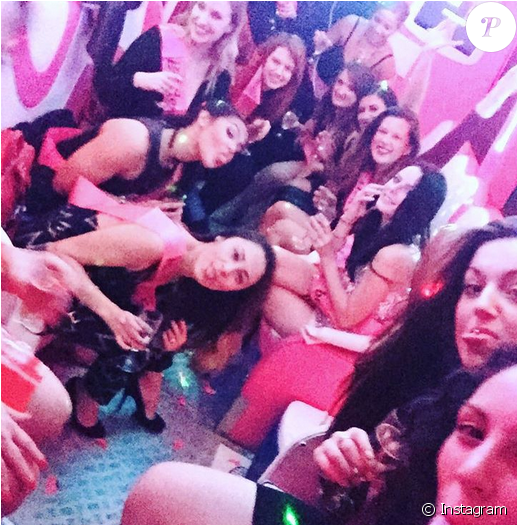 Kaya Scodelario Et Ses Copines Lors De Son Enterrement - Photography (950x524), Png Download