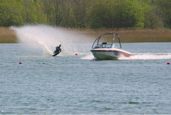 Our Purpose Dug Northern Lake Offers Premium Quality - Water Skiing (552x370), Png Download