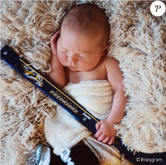 Carrie Underwood A Posté Une Photo De Son Fils Sur - Carrie Underwood Baby Born (950x525), Png Download