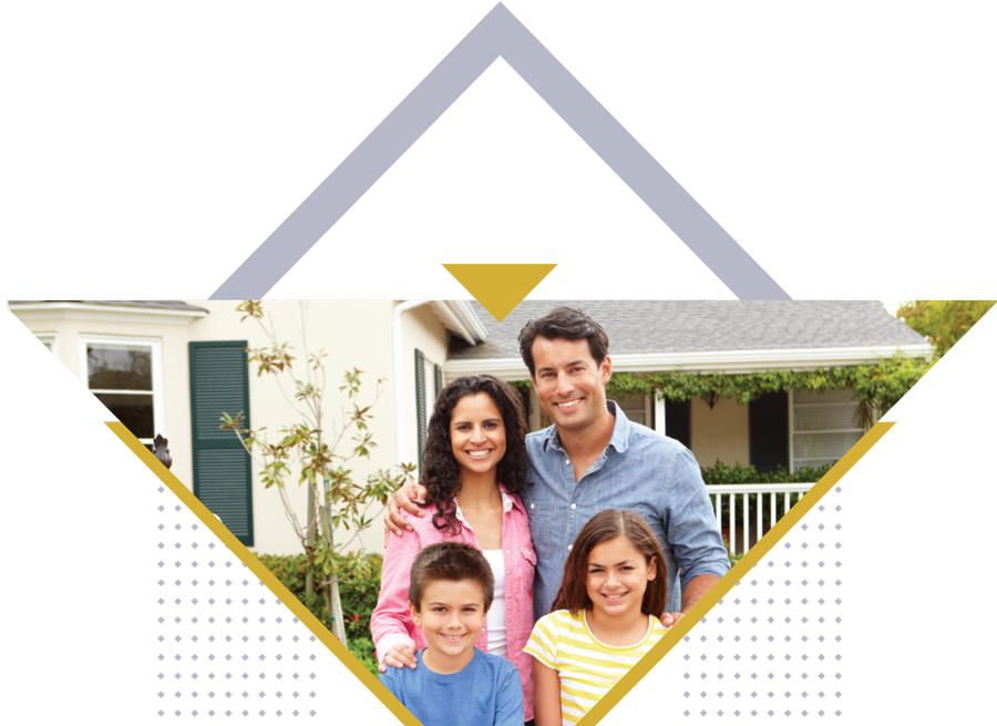 Familia Feliz Con Una Casa Detras De Ellos - Family Moving Into A House (900x655), Png Download