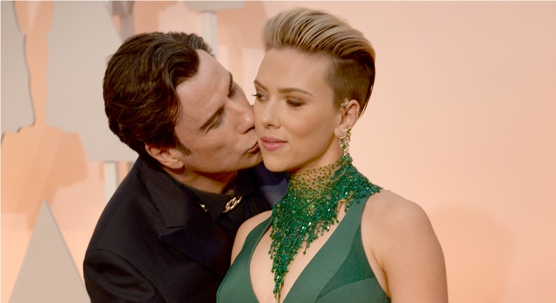 Le Baiser Gênant De John Travolta À Scarlett Johansson - Scarlett Johansson Travolta (1323x718), Png Download