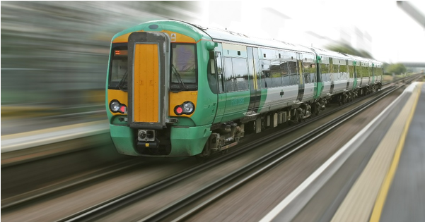 Southern Rail Train - Zug, Der Die Station Verlässt Mauspads (600x600), Png Download