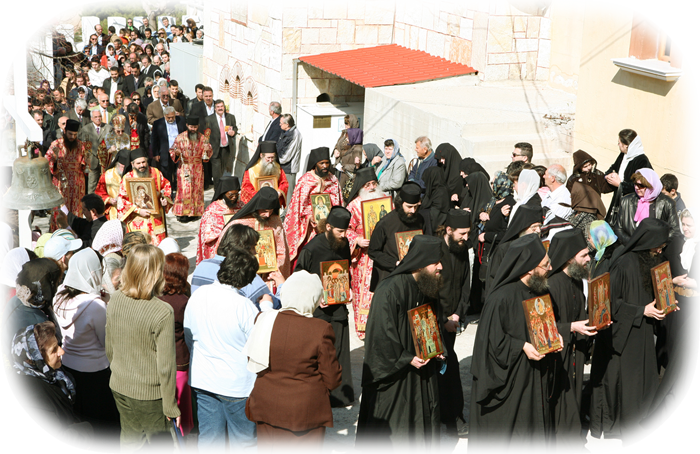 Procession Of The Holy Icons - Crowd (700x454), Png Download
