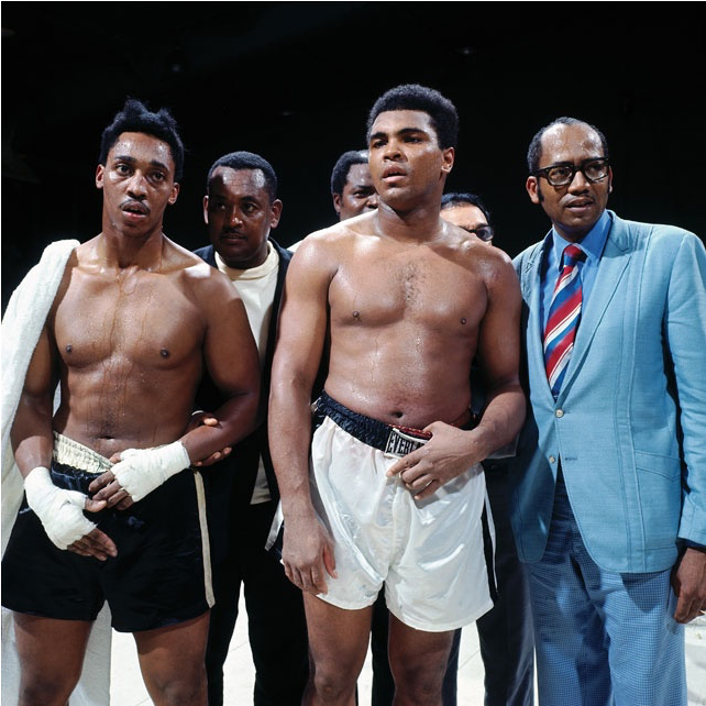 Patrick Swayze With Two Women In Shorts - Boxing (800x800), Png Download