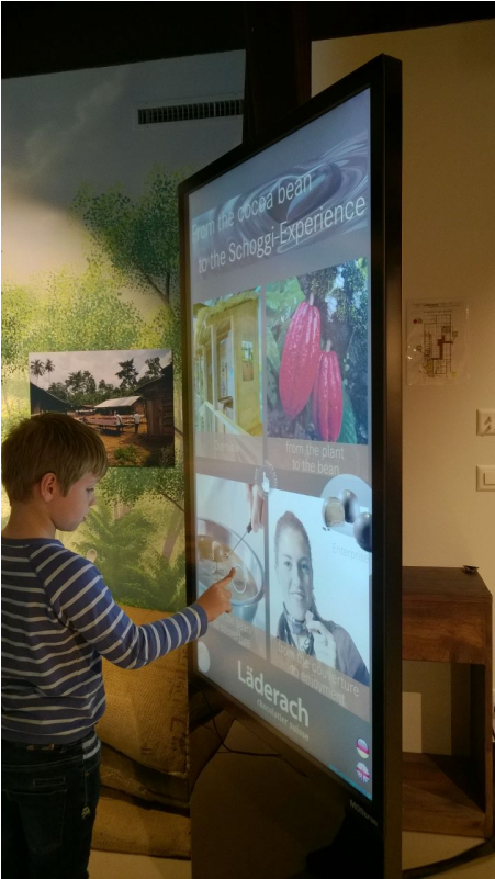 En Pojke Som Använder En Interaktiv Totem Gjord Med - Inch (800x800), Png Download