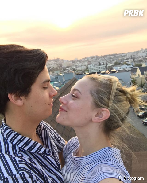 Lili Reinhart Et Cole Sprouse En Couple - Riverdale (624x600), Png Download