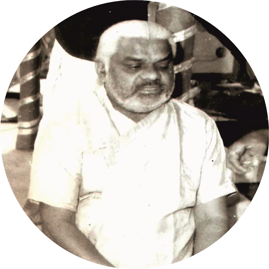 Come Meet Gurudev's Up Close - Vintage Clothing (913x913), Png Download