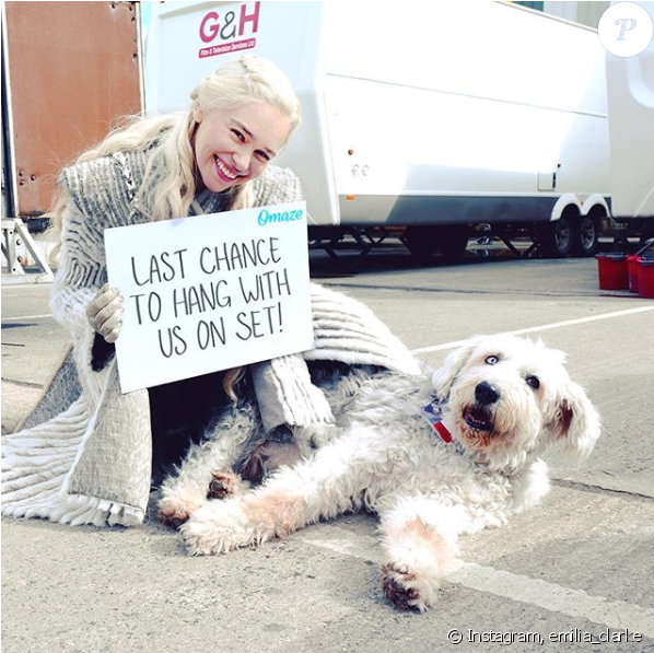 Emilia Clarke, Star De La Série &quot - Emilia Clarke With Dogs (950x596), Png Download