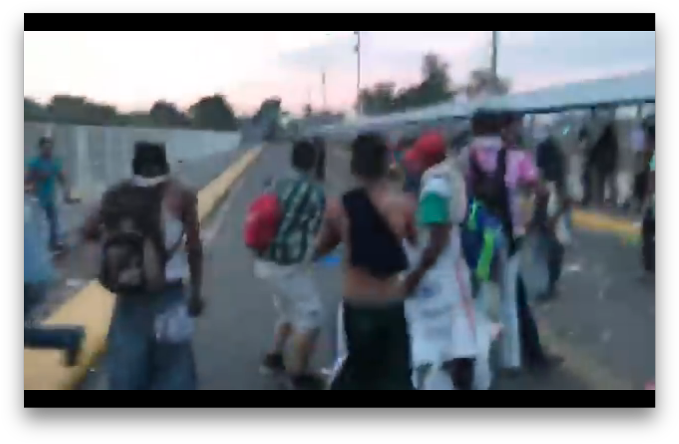 Armed Caravan Migrants Open Fire On Mexican Police - Crowd (1392x912), Png Download