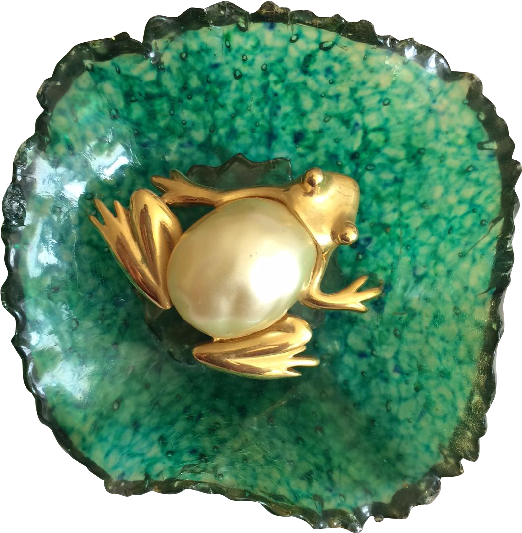This Pearl Belly Frog Lounges On A Large Lily Pad Ready - Ring (1085x1085), Png Download