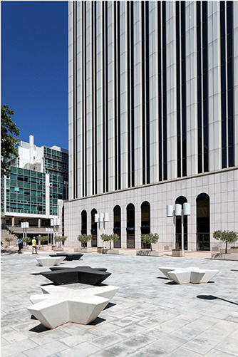 Elemento De Paisaje Flor De Hormigón Gris, Negro Y - Tower Block (768x500), Png Download