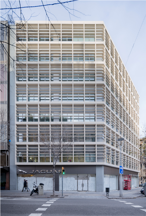 Rehabilitación De Fachada En Diputació - Commercial Building (1370x862), Png Download