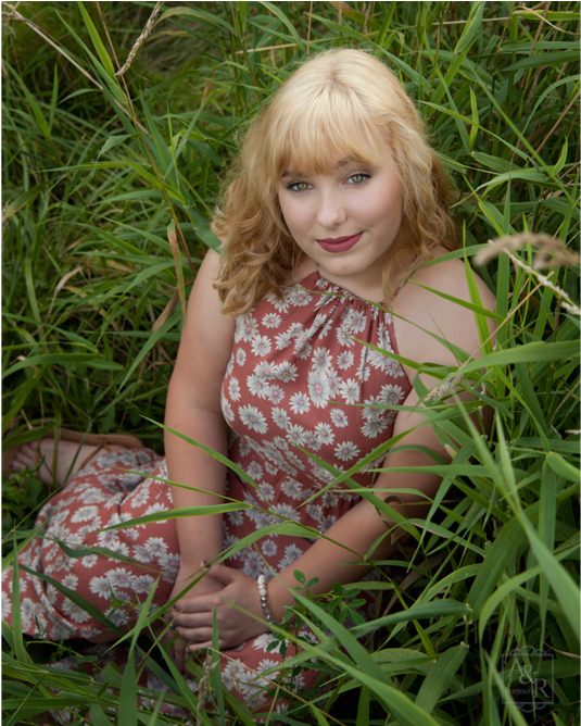 017 Senior Girl Sitting In Grass Morrice High School (1000x667), Png Download