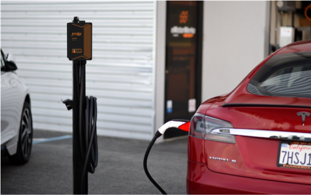 Juicebox Pedestal Charging A Tesla - Executive Car (635x635), Png Download