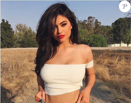Kylie Jenner Enceinte - Kylie Jenner Candids Pictures In 2018 (875x401), Png Download