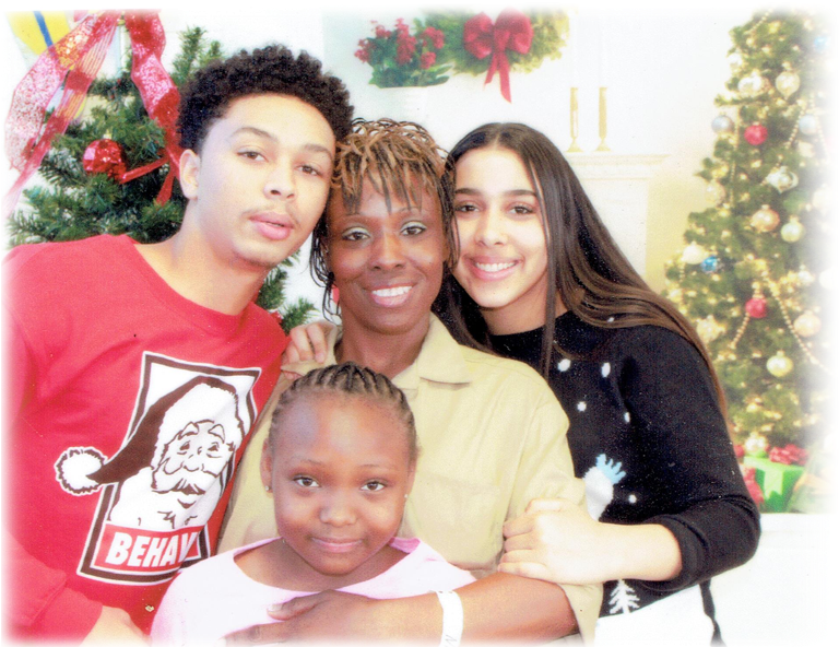 Crystal And Family 1 - Family (900x600), Png Download