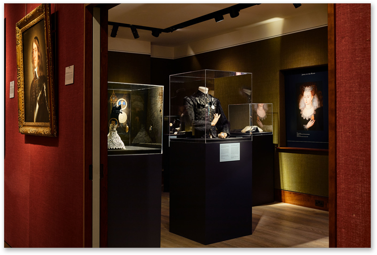 Jewel In The Hand Exhibition 2 - Interior Design (800x800), Png Download