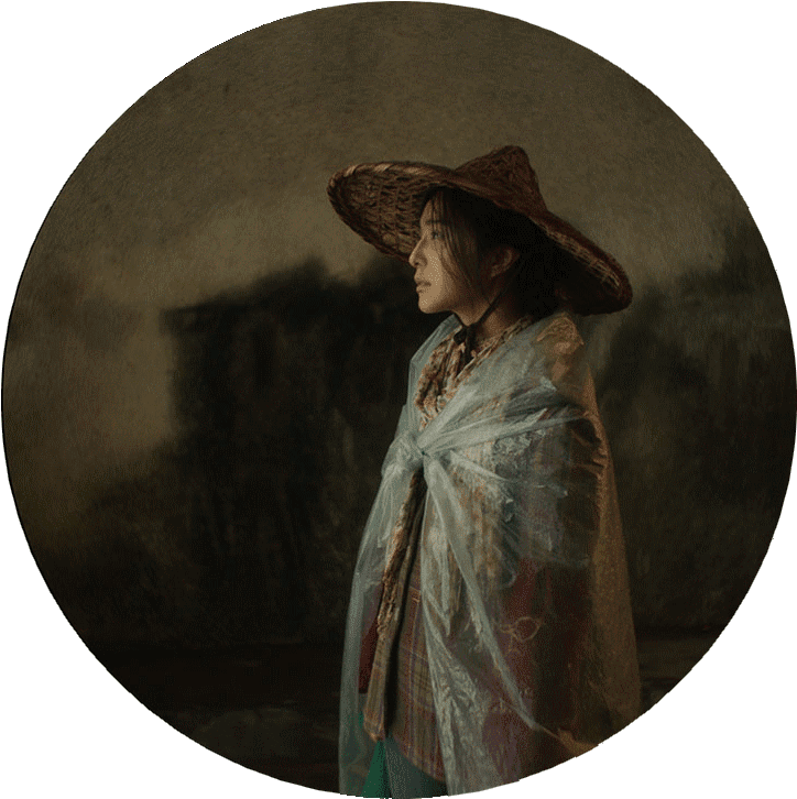 Voici Un Film Bien Étrange Filmé Dans Un Cadre Rond - Still Life (1296x730), Png Download